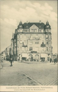 Alte Ansichtskarte Darmstadt, Geschäftshaus der Firma Richard Heinrichs, Papierhandlung. Grösstes Spezialgeschäft für Hochschulbedarf