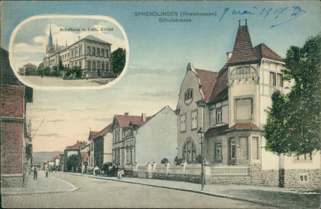 Alte Ansichtskarte Sprendlingen (Rheinhessen), Schulstrasse, Schulhaus u. Kath. Kirche