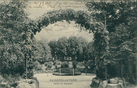 Alte Ansichtskarte Kaiserslautern, Partie im Stadtpark