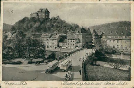 Alte Ansichtskarte Greiz, Hindenburgbrücke mit Oberem Schloss, Omnibus