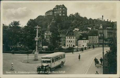 Alte Ansichtskarte Greiz, Hindenburgbrücke mit Blick auf das Obere Schloß, Omnibus