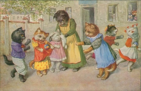 Alte Ansichtskarte Life in Catland, Katzen spielen auf dem Hof (vermutlich Arthur Thiele)