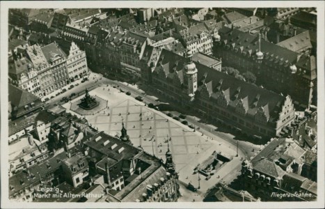 Alte Ansichtskarte Leipzig, Markt mit Altem Rathaus, Fliegeraufnahme