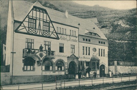 Alte Ansichtskarte Hirzenach a. Rhein, Hotel Traube, Bes. Conrad Mallmann, Weinbau und Weingroßhandlung