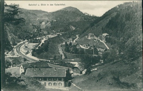 Alte Ansichtskarte Triberg im Schwarzwald, Bahnhof u. Blick in das Gutachtal