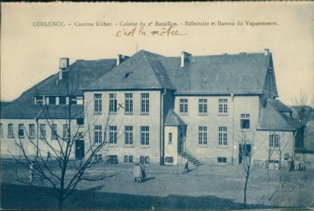 Alte Ansichtskarte Koblenz, Caserne Kléber. - Cuisine du 2e Bataillon. - Réfectoire et Bureau du Vaguemestre