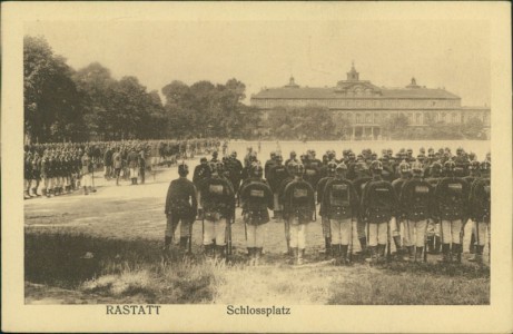 Alte Ansichtskarte Rastatt, Schlossplatz mit Soldaten