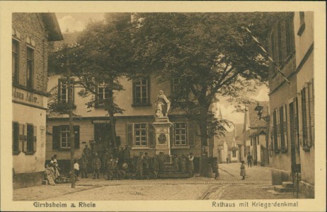 Alte Ansichtskarte Gimbsheim (Eich), Rathaus mit Kriegerdenkmal