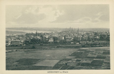 Alte Ansichtskarte Krefeld-Uerdingen, Gesamtansicht mit Bahnstrecke