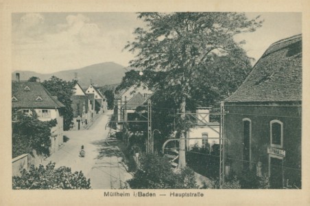 Alte Ansichtskarte Müllheim, Hauptstraße mit Turnhalle rechts im Bild