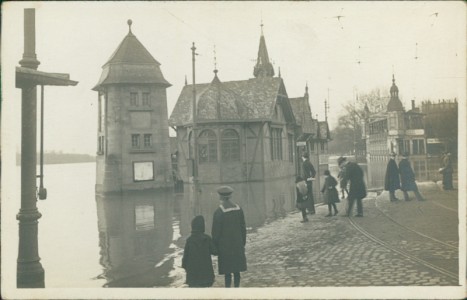 Alte Ansichtskarte Wiesbaden-Biebrich, Hochwasser mit Hotel-Restaurant Nasseu u. Krone im Hintergrund